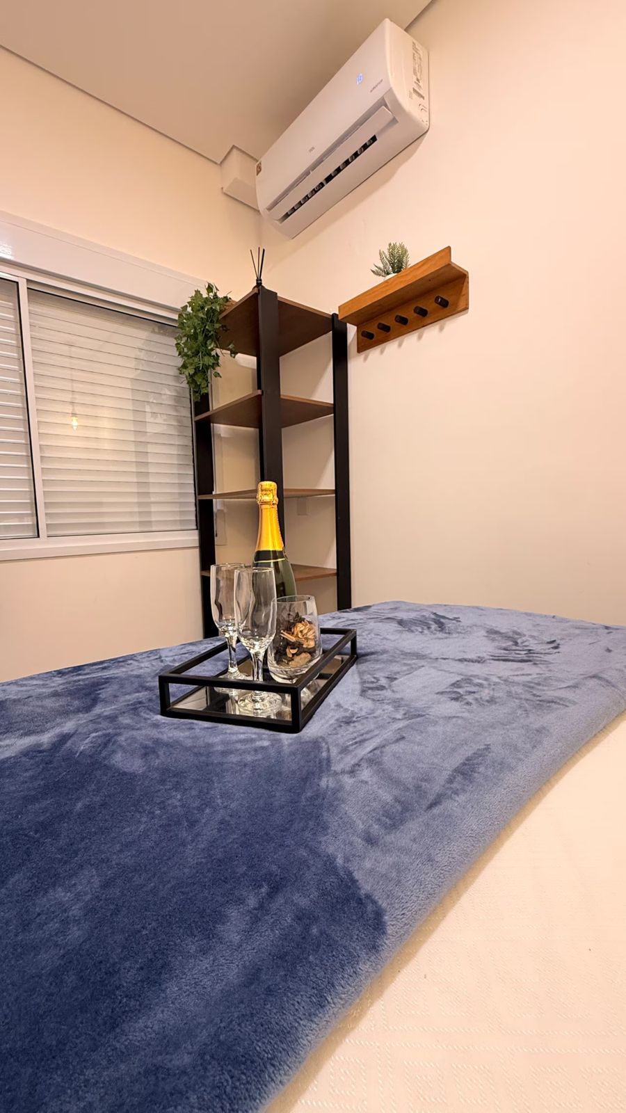 Cama com bandeja de boas-vindas