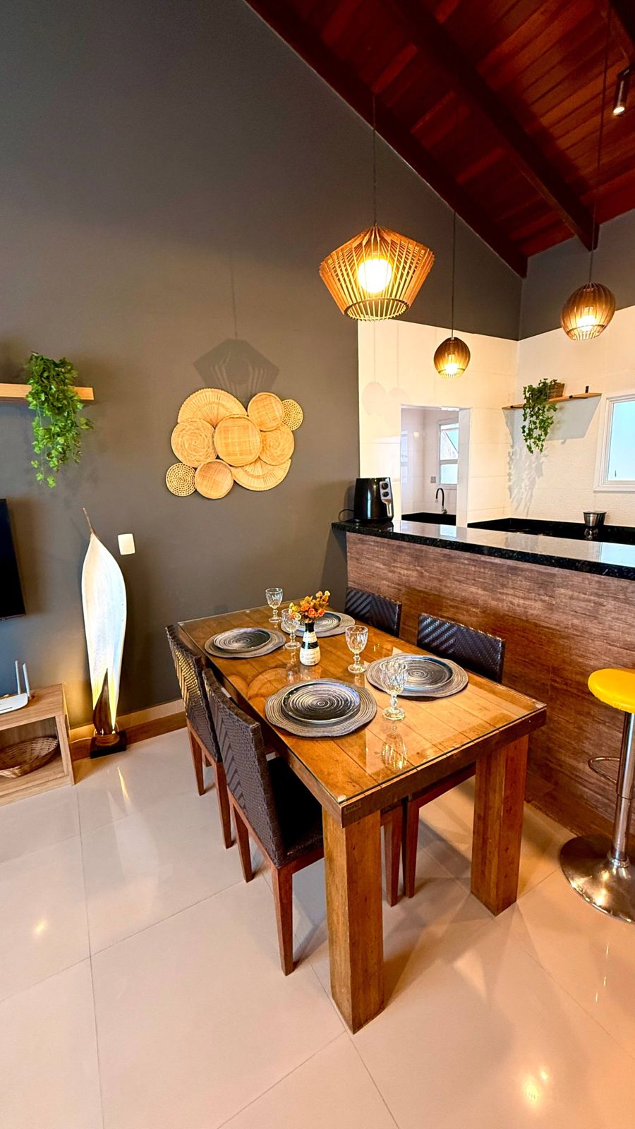 Mesa de jantar junto ao balcão da cozinha