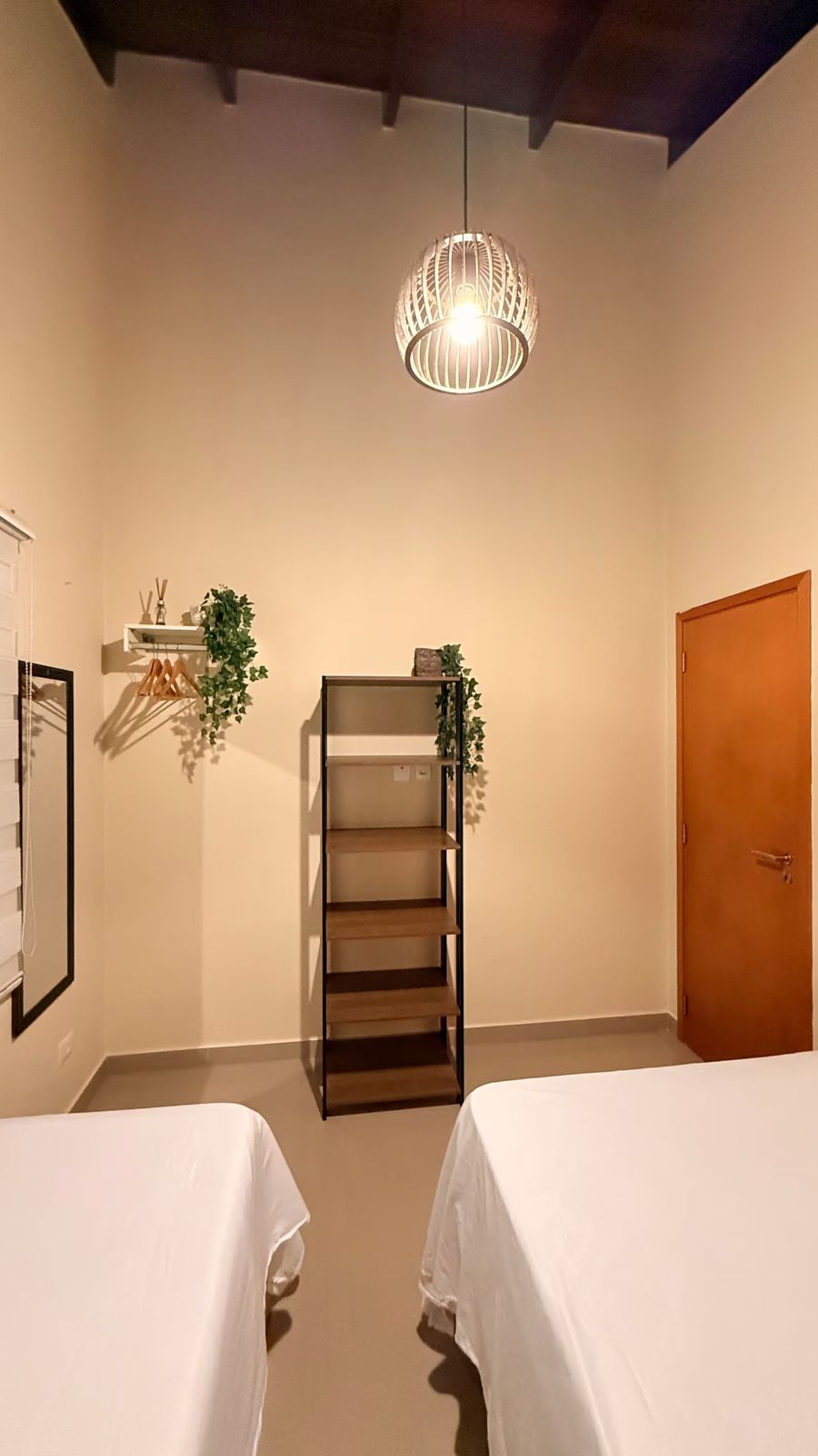 Quarto com estante e luminária pendente
