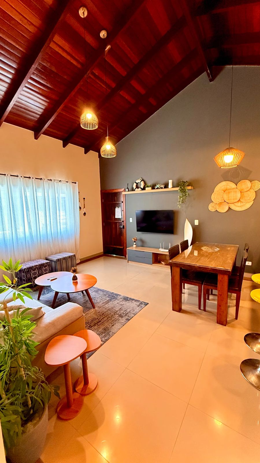 Sala com pé-direito alto do Flat Juquehy Recanto