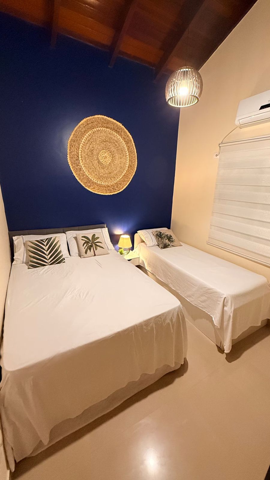 Quarto com parede azul e ar-condicionado