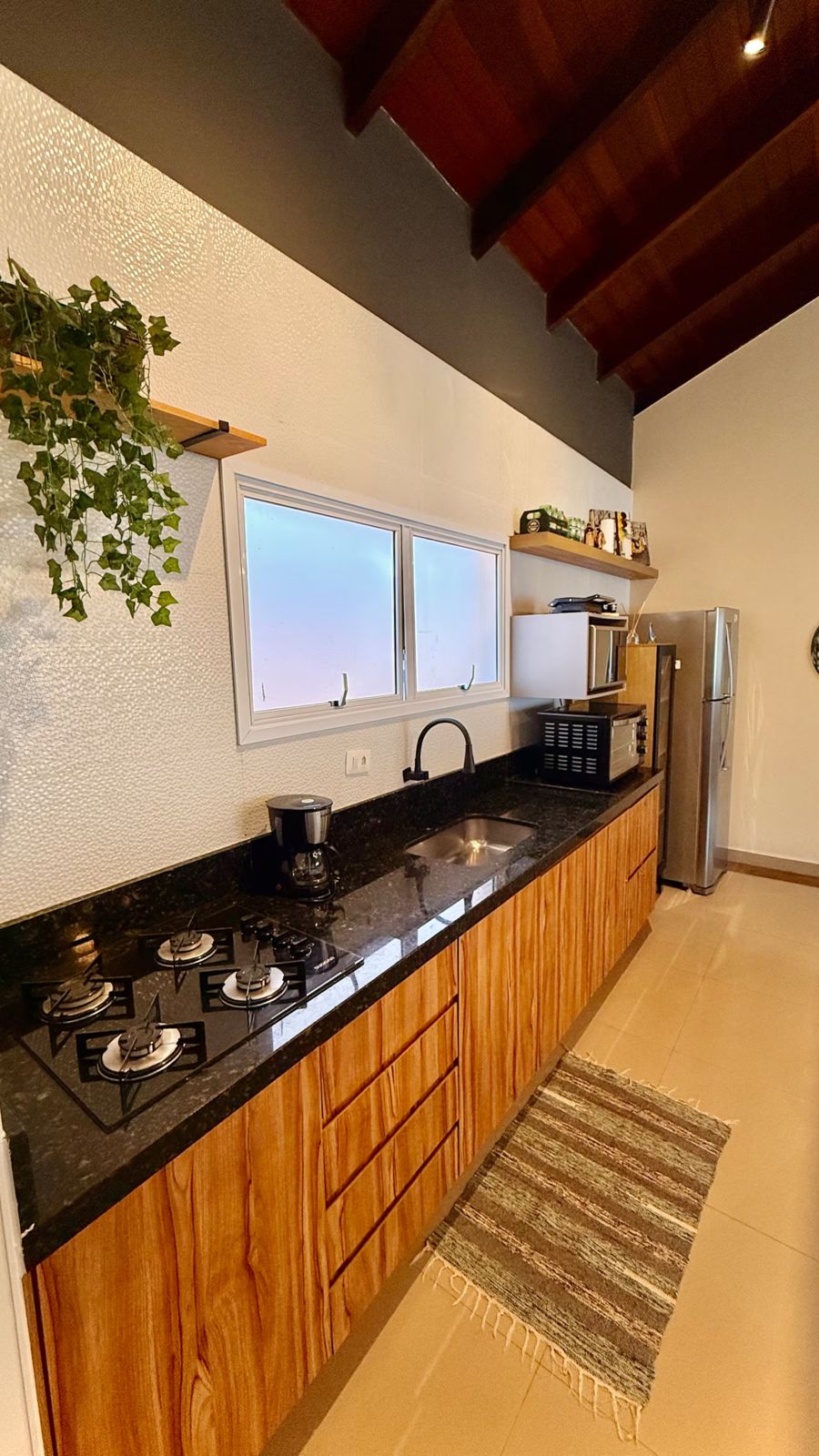 Cozinha com bancada de granito e fogão