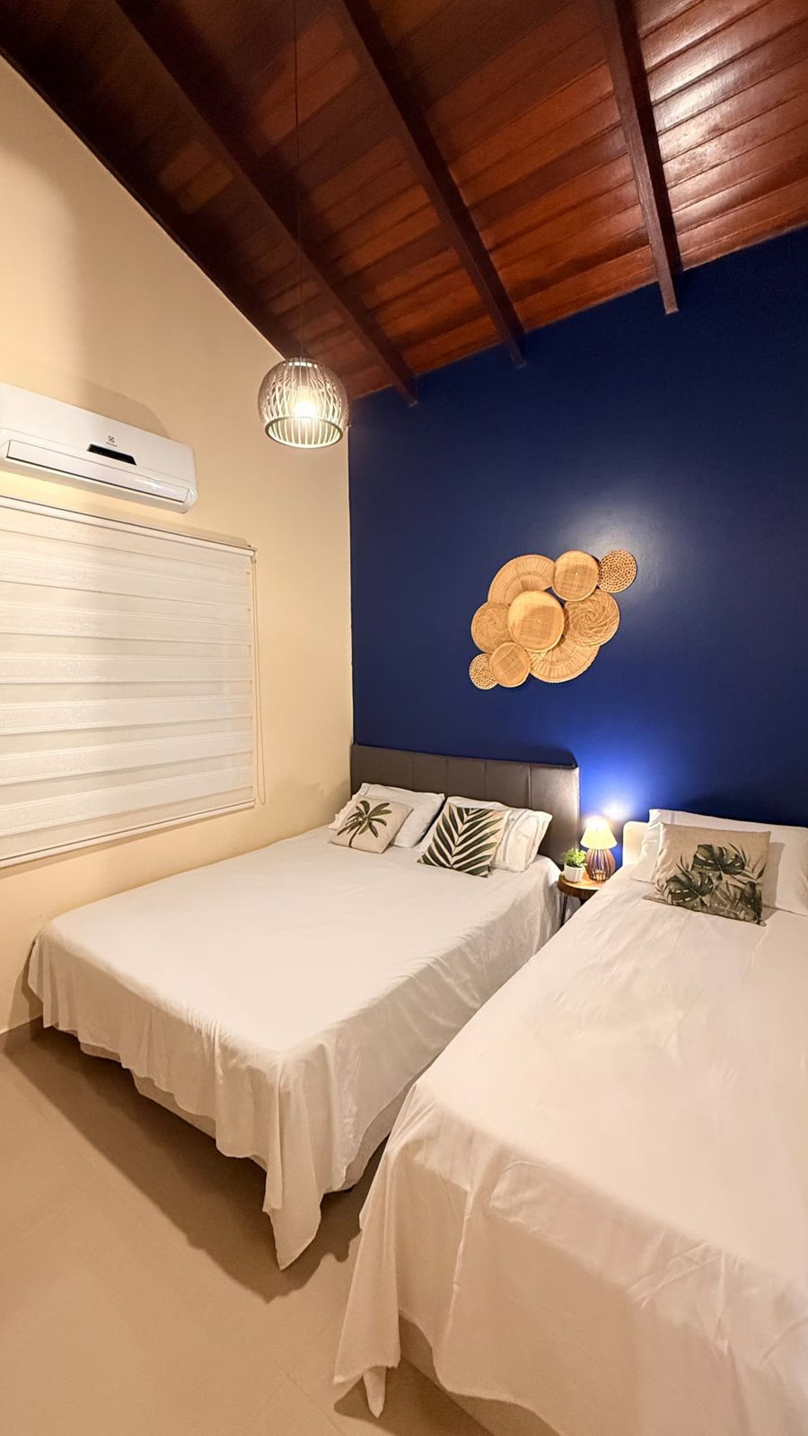 Quarto com persiana e ar-condicionado