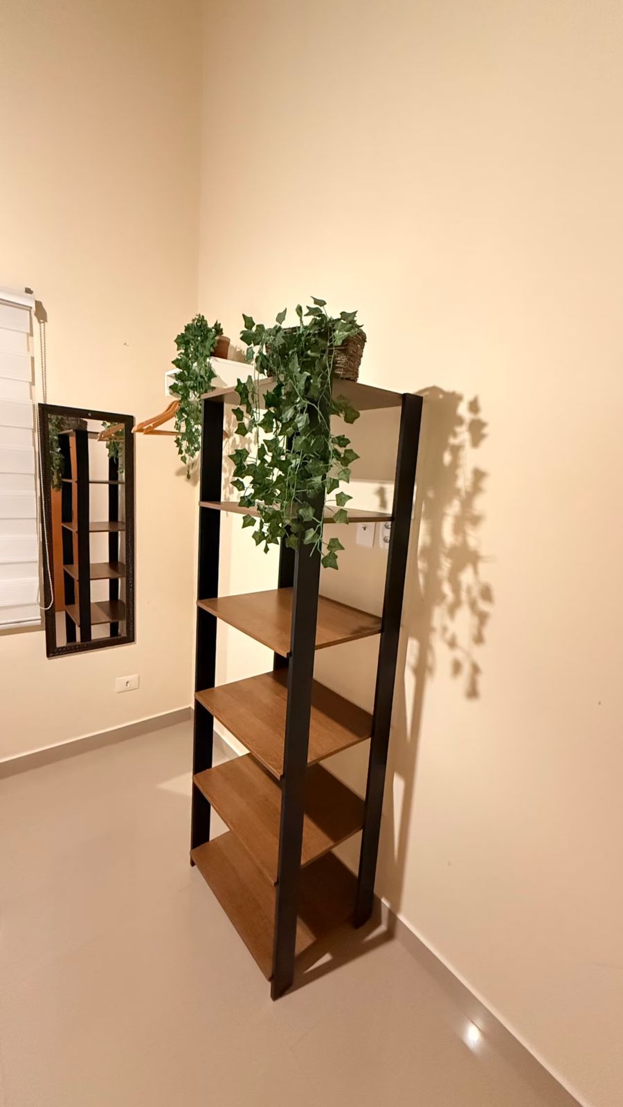 Estante com planta no quarto
