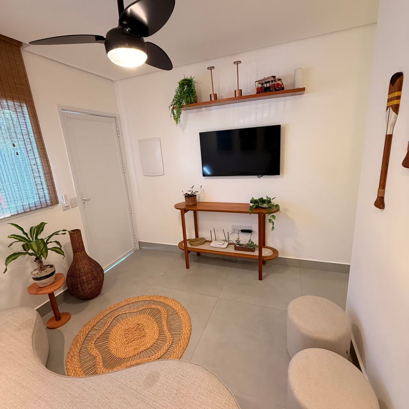 Smart TV com aparador e pufes