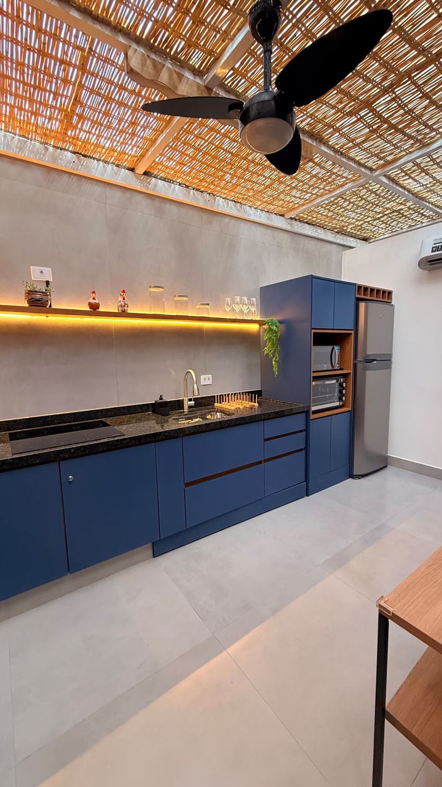 Cozinha com geladeira inox