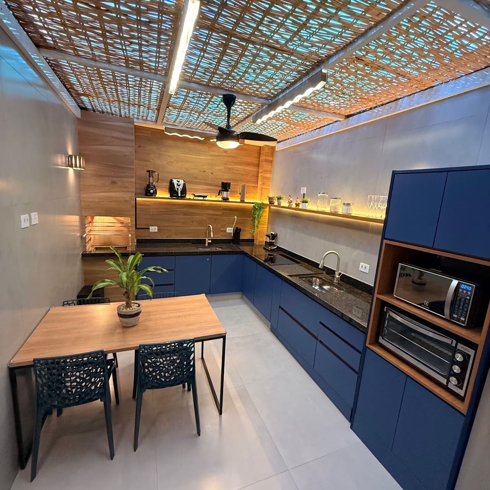 Cozinha com forno, micro-ondas e mesa
