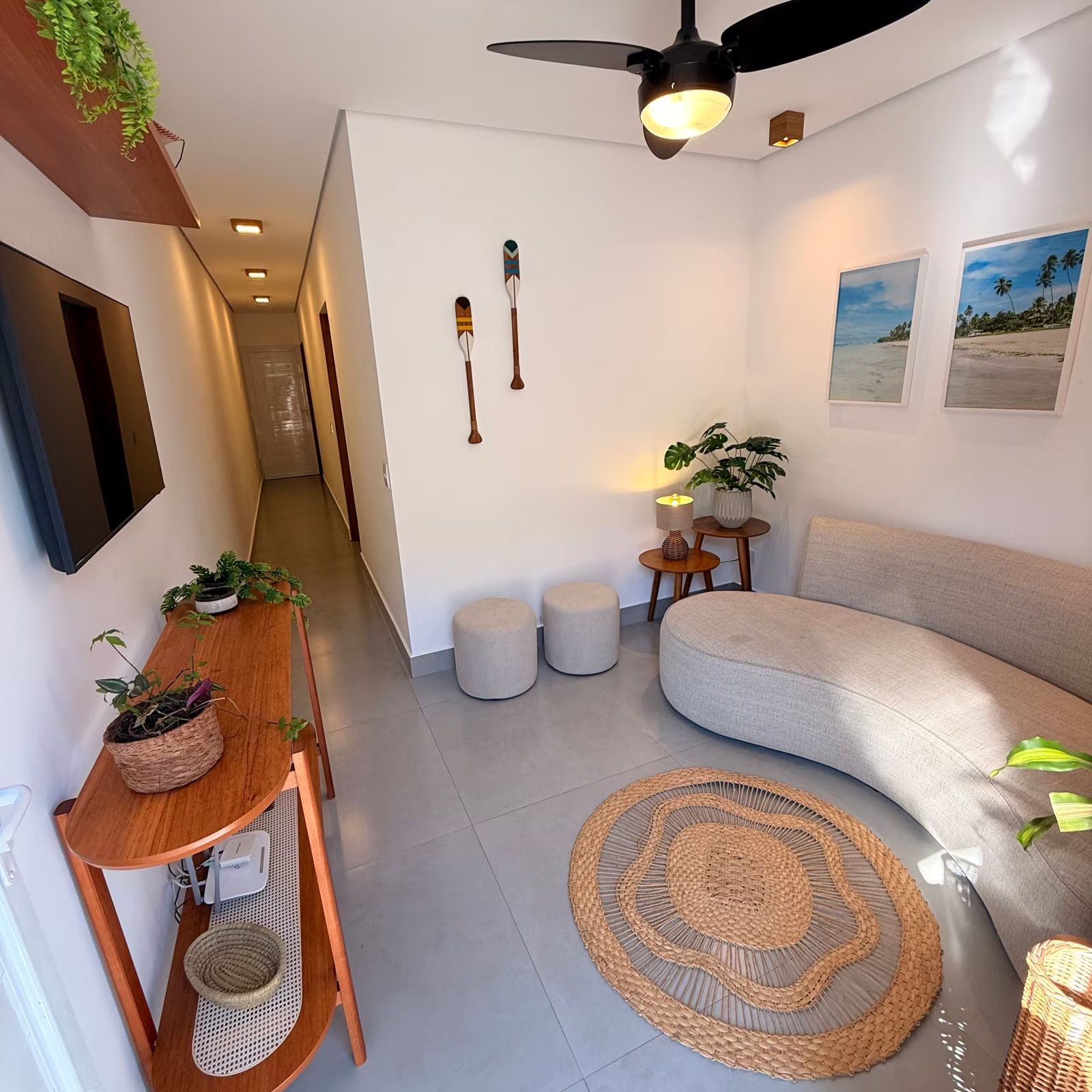 Sala com TV, sofá e tapete redondo