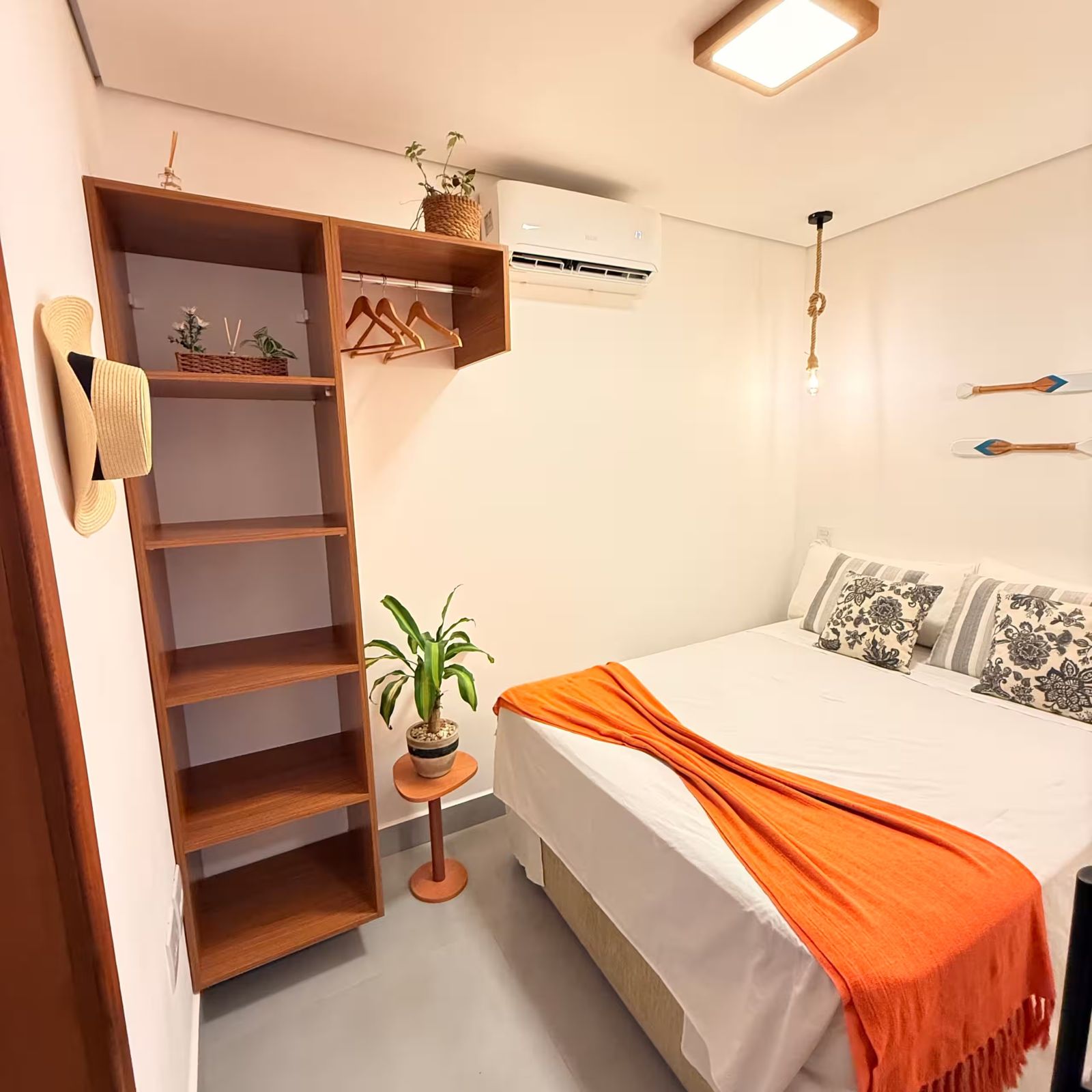 Suíte com estante e cama de casal