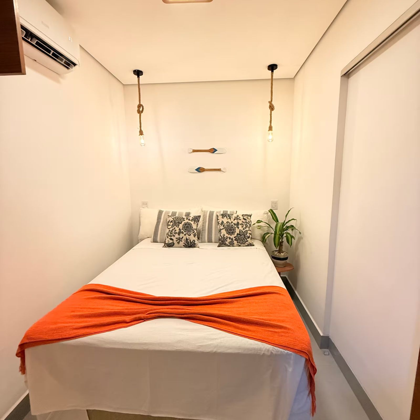 Cama de casal com manta laranja