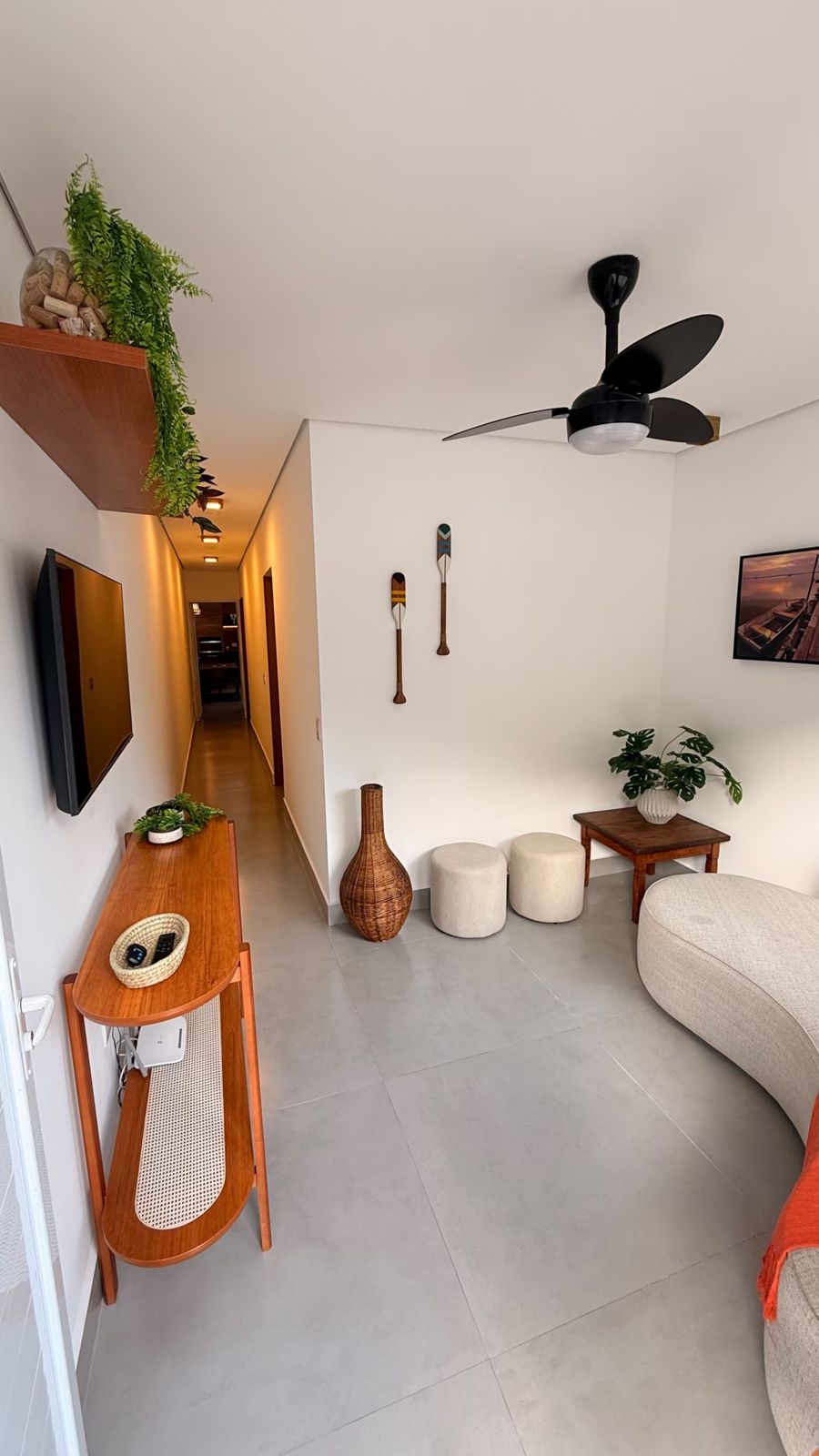 Sala com aparador e ventilador de teto