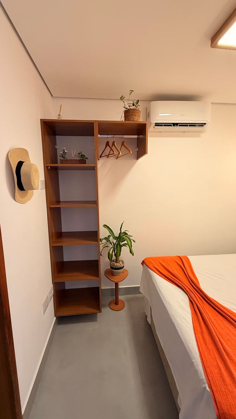 Suíte com estante e ar-condicionado