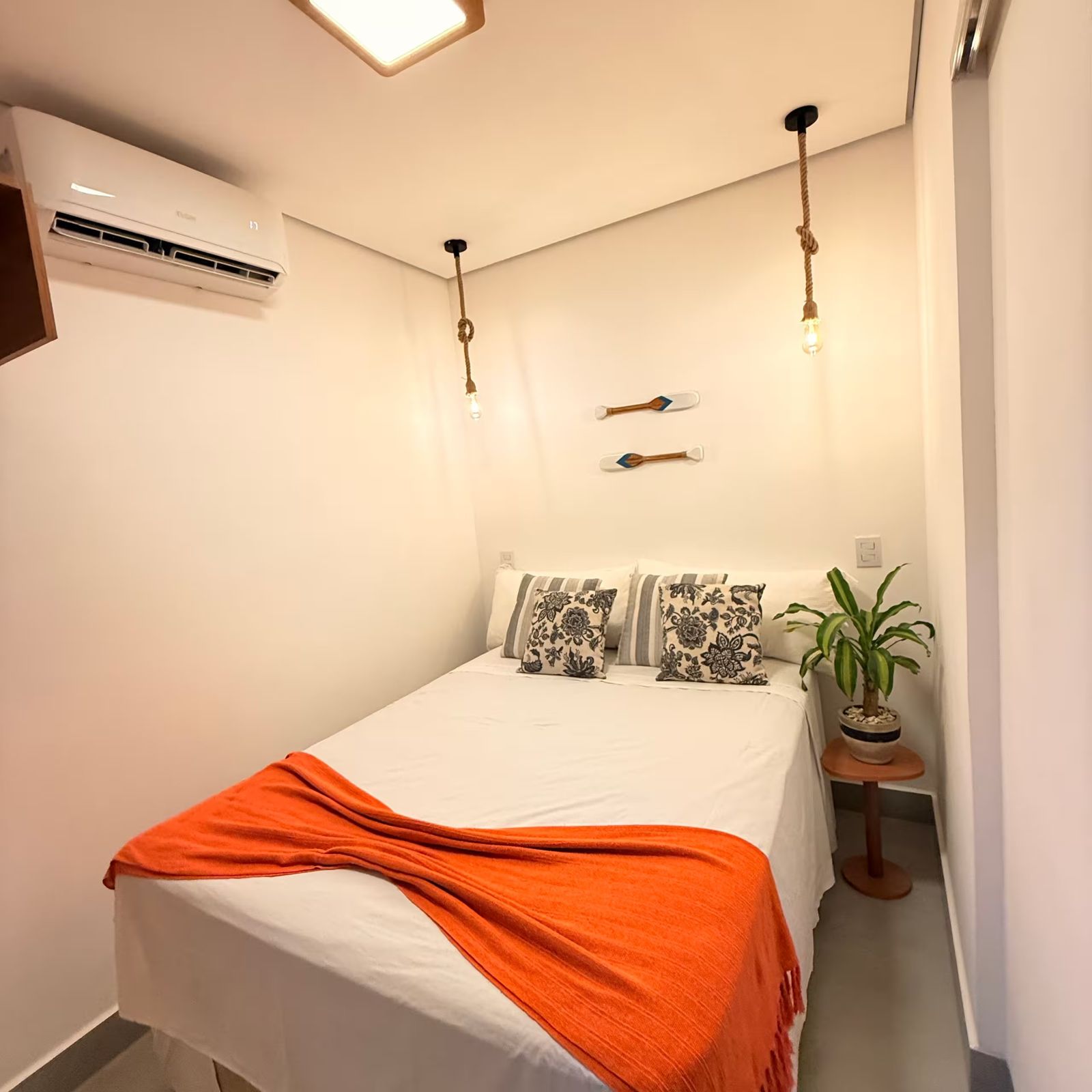 Suíte de casal com luminárias pendentes
