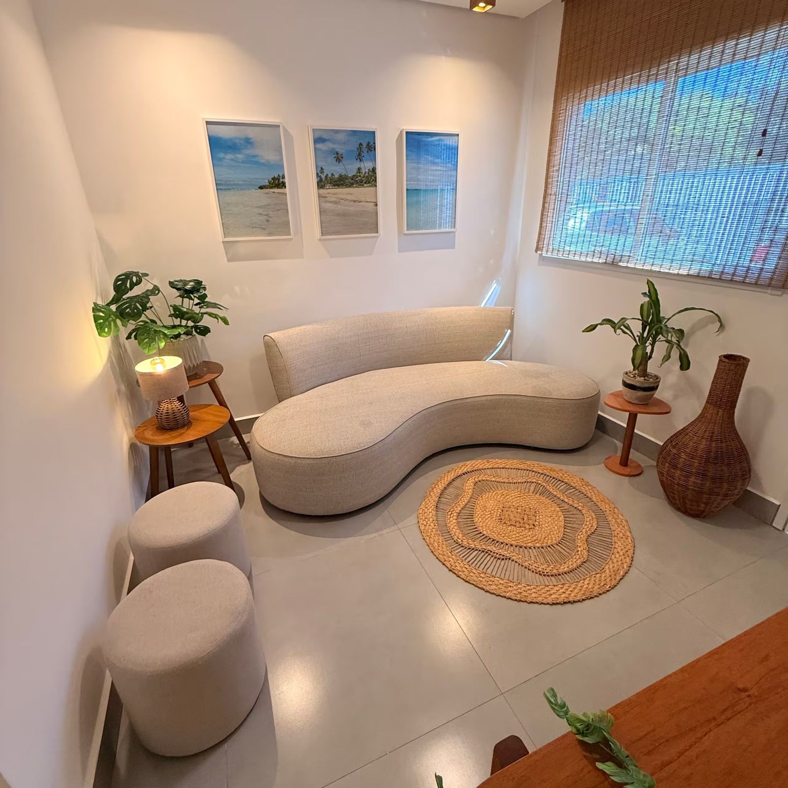 Sala clara com sofá e quadros