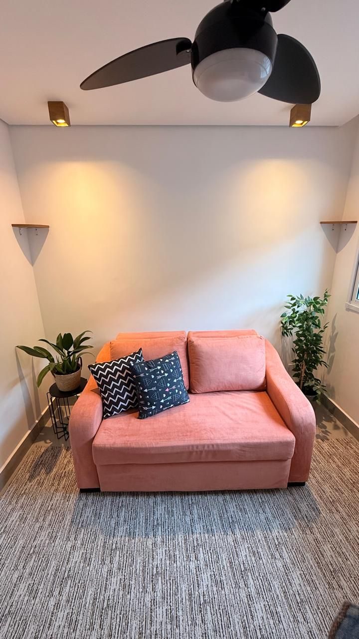 Sala com sofá e plantas