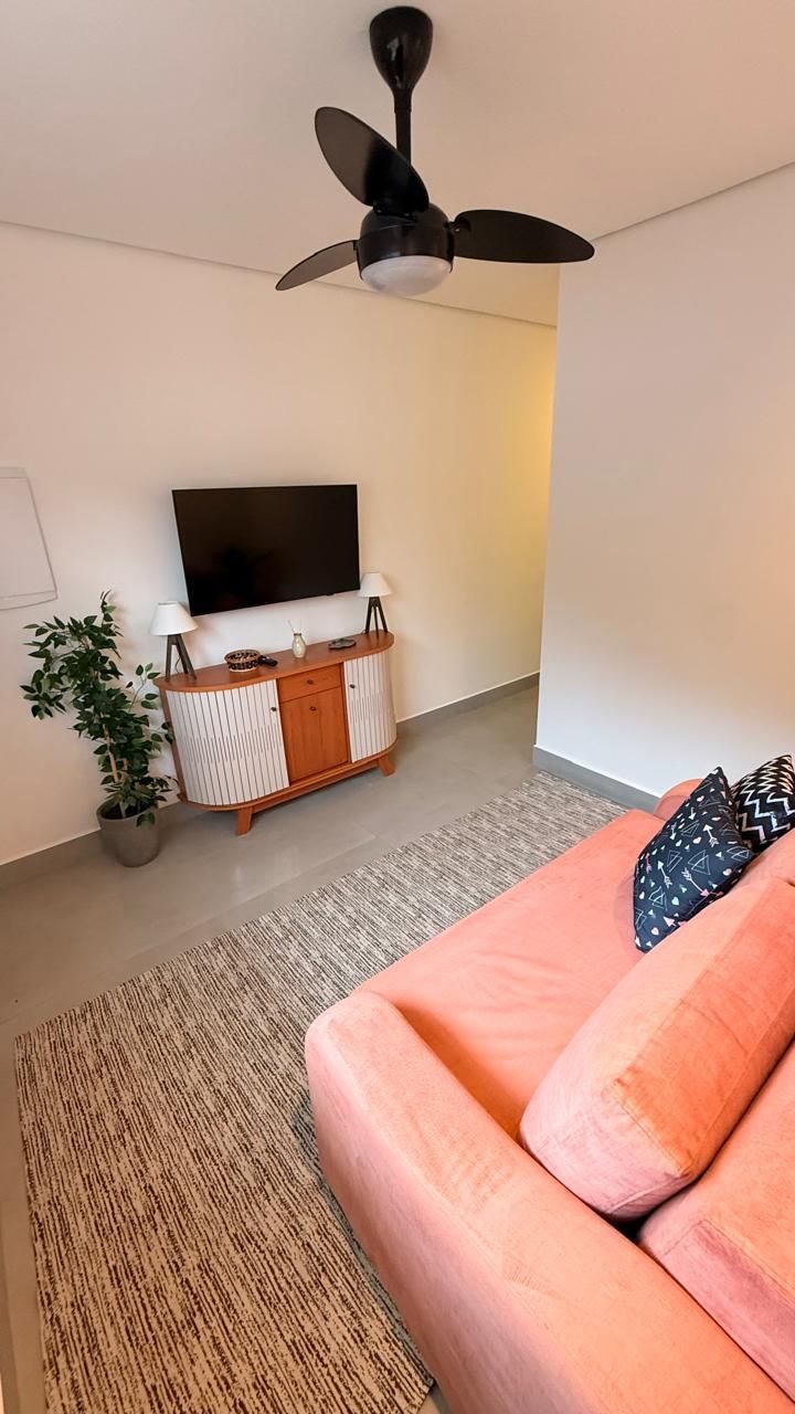 Sala com sofá, TV e aparador