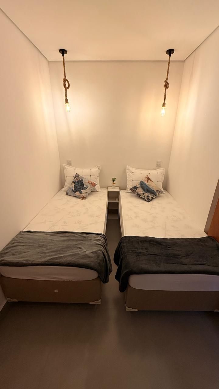 Suíte com duas camas de solteiro